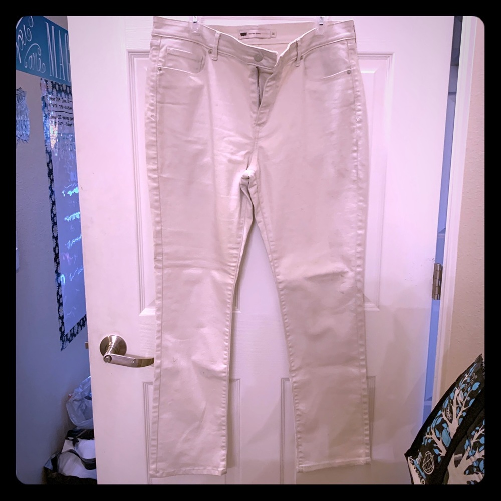 Cream mid rise skinny jean by Levi